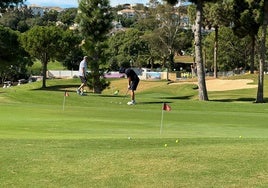 Golfistas en uno de los campos del municipio.