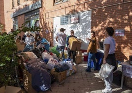 La población, volcada ofreciendo productos de primera necesidad para las zonas afectadas.