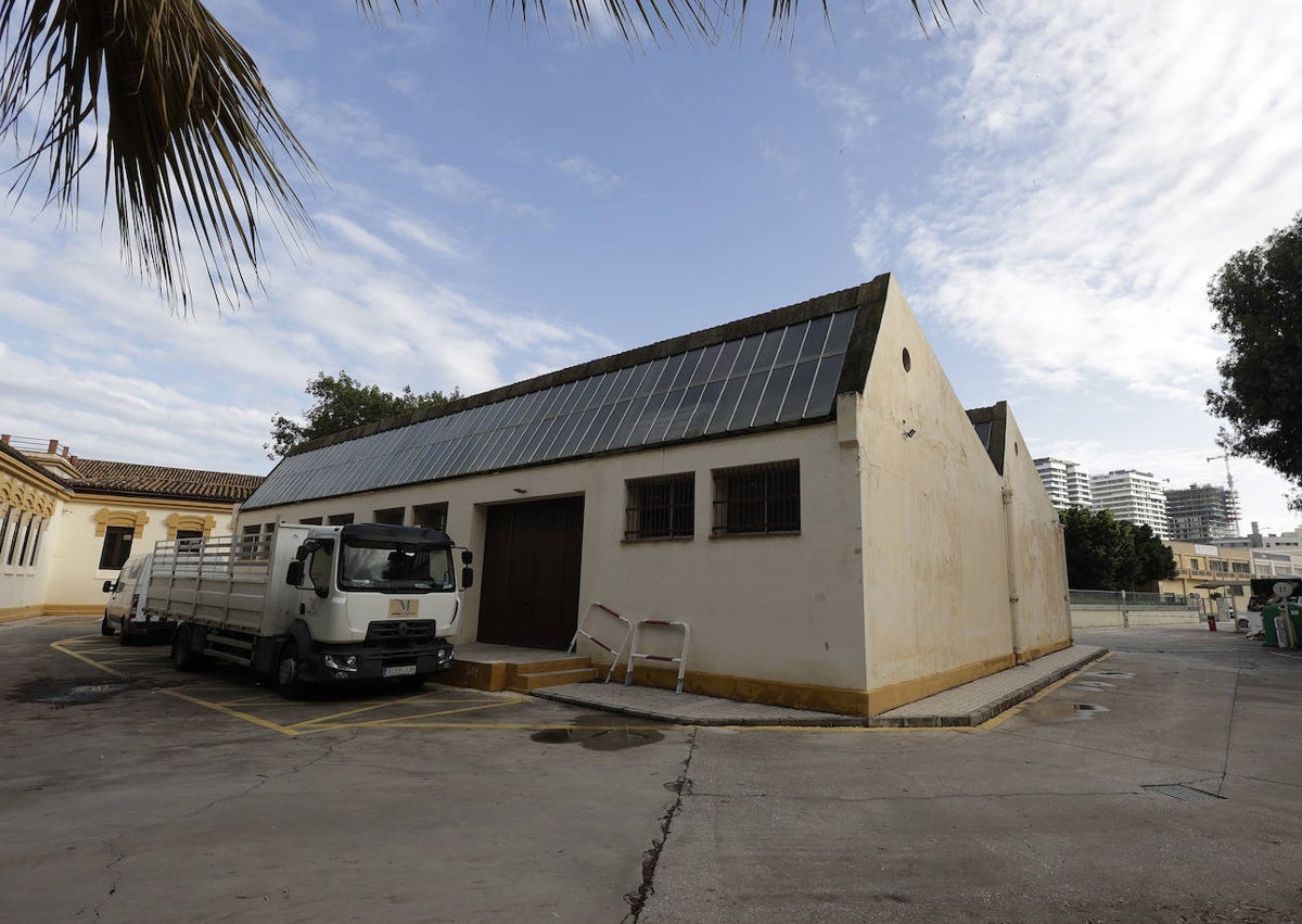 Imagen secundaria 1 - En la primera imagen, instalaciones del Cedma, Bop y la imprenta que serán derribadas por construir unas nuevas dependencias. En la segunda, naves de mantenimiento que también serán eliminadas. Y en la ultima, el servicio del Sepram, que será renovado como los anteriores.