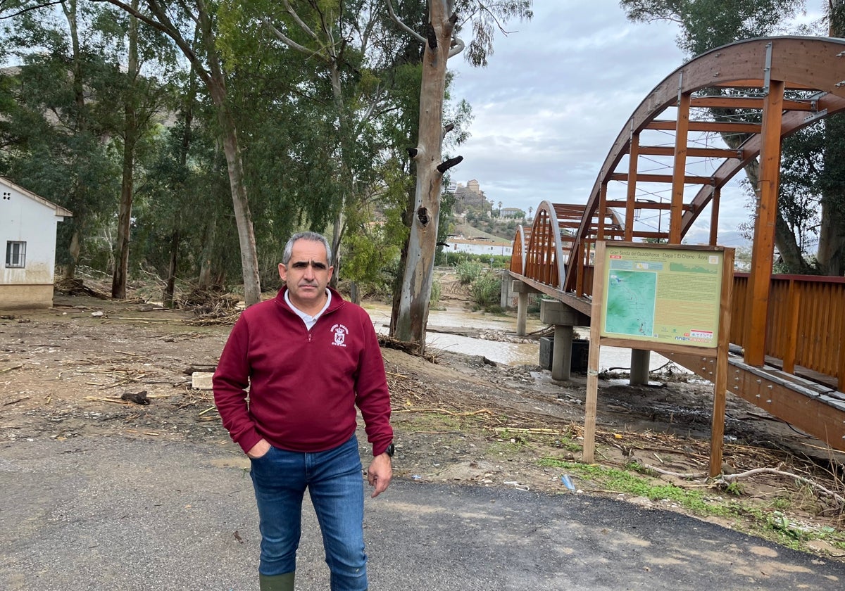 El alcalde Francisco Martínez en la zona donde desbordó el río Guadalhorce.