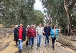 Juan Espada junto al alcalde de Álora mientras ven los destrozos en el municipio.