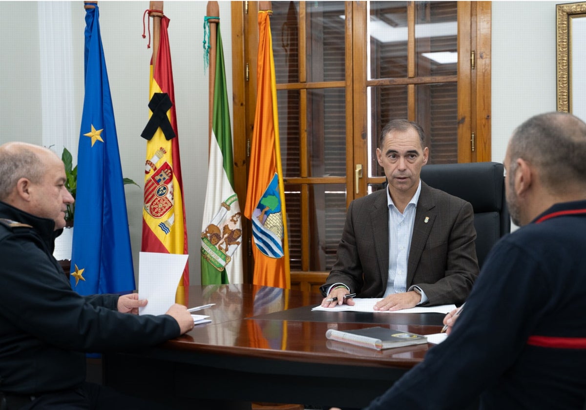 El alcalde de Benalmádena durante una reunión con los jefes de Bomberos y Policía Local.