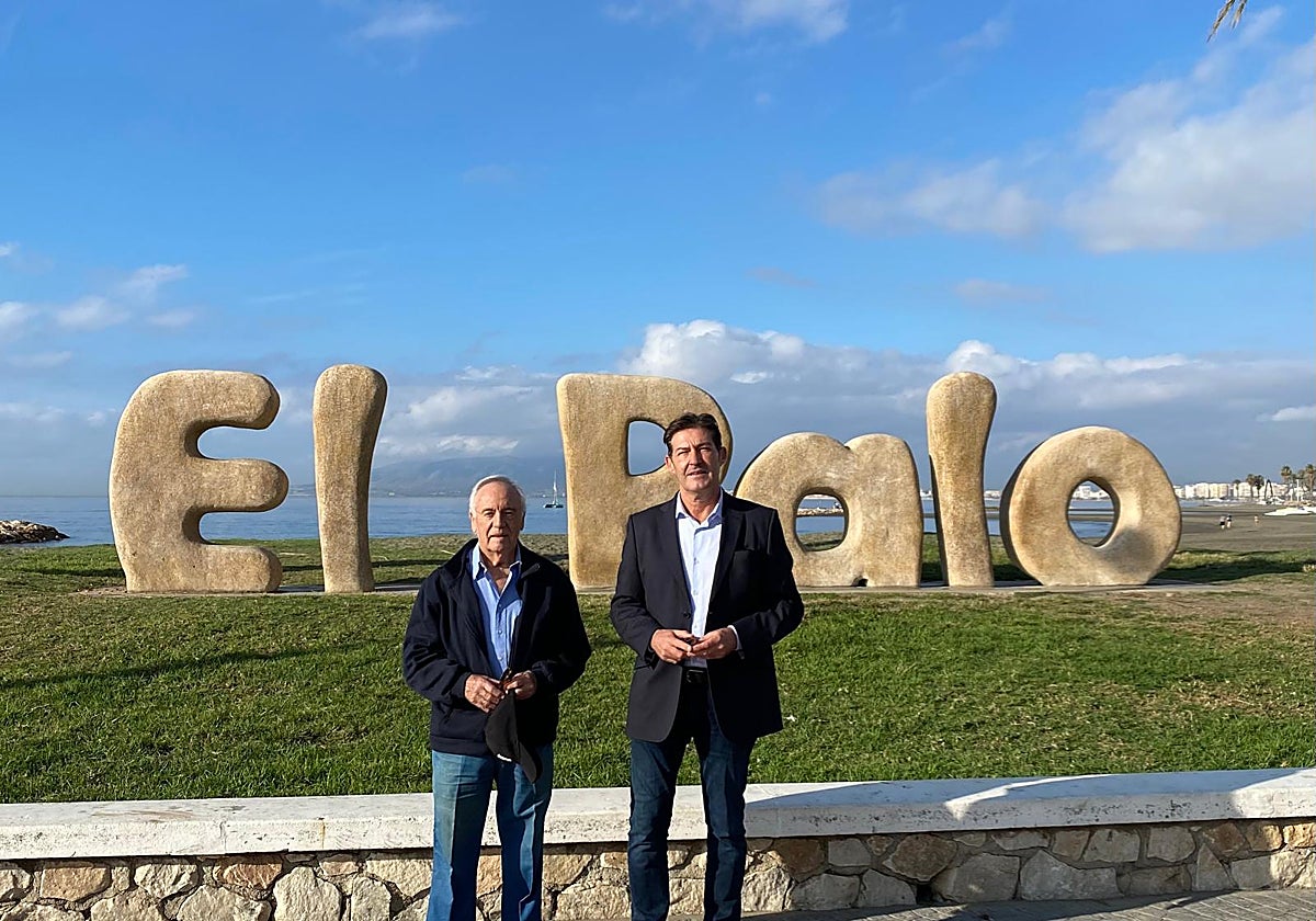 Manuel Hijano y el portavoz de Vox, Antonio Alcázar, en las playas de El Palo.