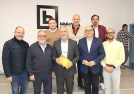 El concejal y novelista con el alcalde y miembros del Gobierno municipal.