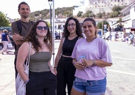 Alejandro Alegría, Anabel Berrocal, Marina Herraiz y África Núñez posan en Casabermeja, donde coincidieron con un equipo de SUR.