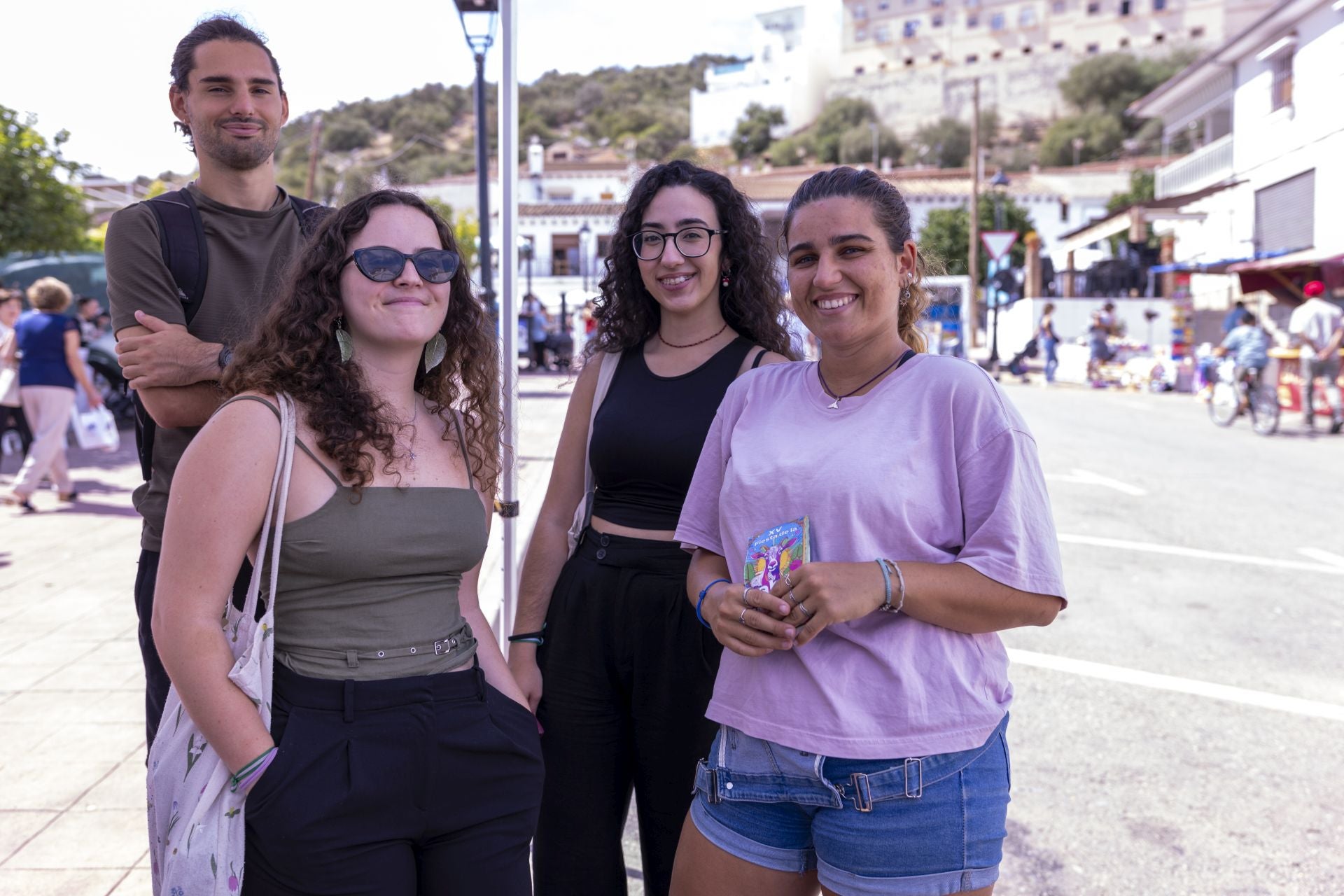 Alejandro Alegría, Anabel Berrocal, Marina Herraiz y África Núñez posan en Casabermeja, donde coincidieron con un equipo de SUR.