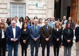 Minuto de silencio a las puertas de la delegación del Gobierno andaluz en Málaga, donde Juanma Moreno ha mostrados sus condolencias al pueblo valenciano.