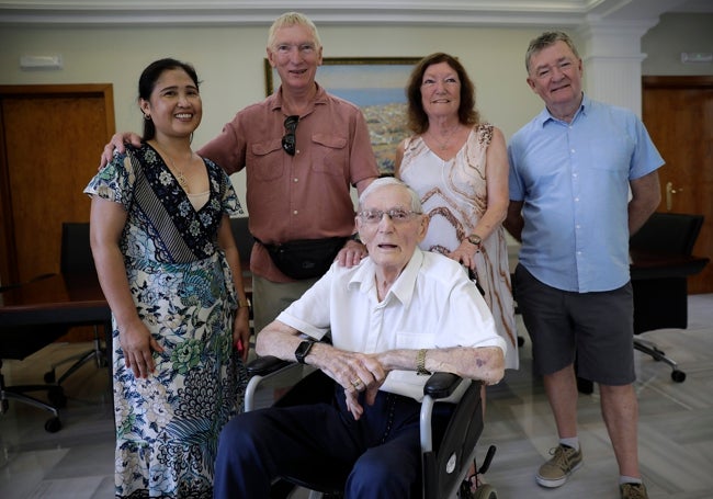 Charles Betty junto a su familia.