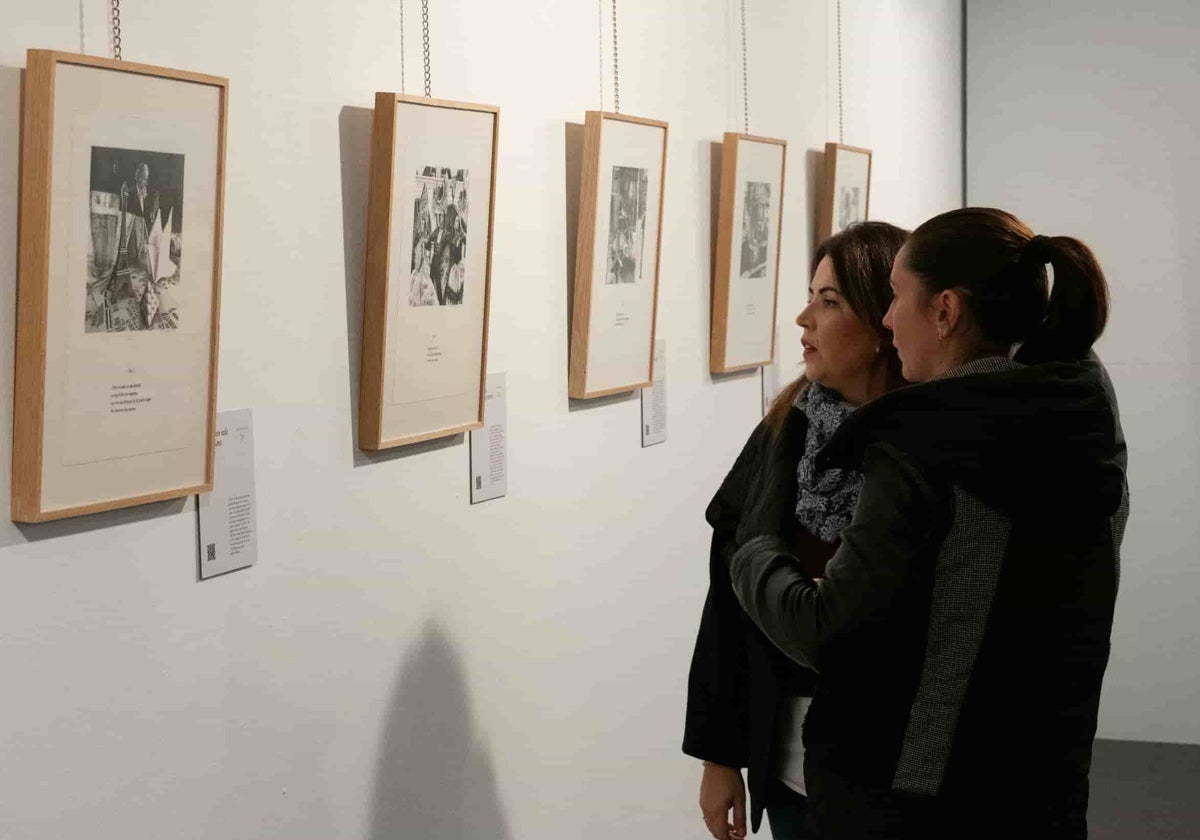 Dos mujeres observan una de las obras de Emmanuel Lafont.