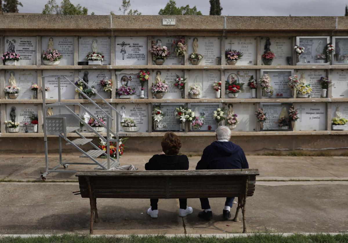 Cientos de personas acuden a los cementerios de Málaga en el puente de noviembre