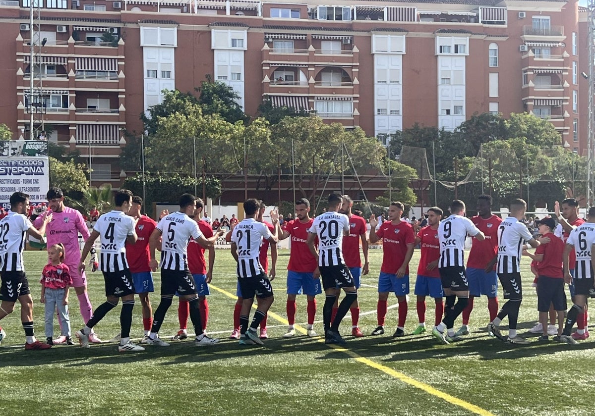 Jugadores del Estepona y la 'Balona' se saludan antes de su partido.