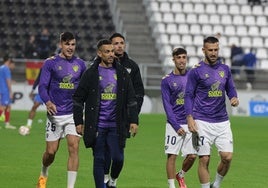 Los jugadores del Málaga que partían desde el banquillo, entre ellos Manu Molina, en el partido frente al Estepona.