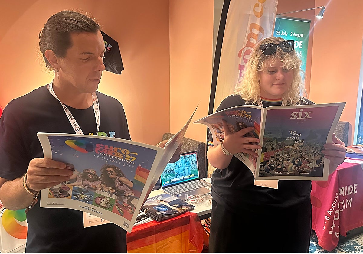 Miembros de EPOA consultan el suplemento especial de SUR y SIX 'Camino al EuroPride 2027'.