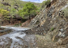 La carretera antigua que conecta Álora con Carratraca tras el desprendimiento.