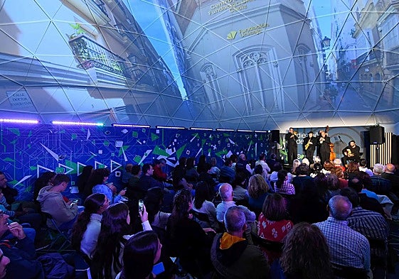 Más de 50.000 personas visitan el espacio del aniversario de la Fundación Unicaja en la plaza de la Marina