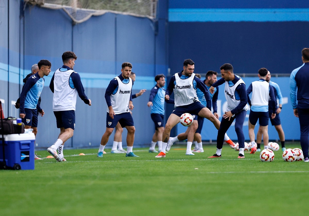 Los jugadores del Málaga realizan un rondo en un entrenamiento reciente.