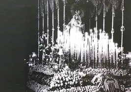 La Virgen de Zamarrilla, en 1958, luciendo el escudo de Valencia en su trono.