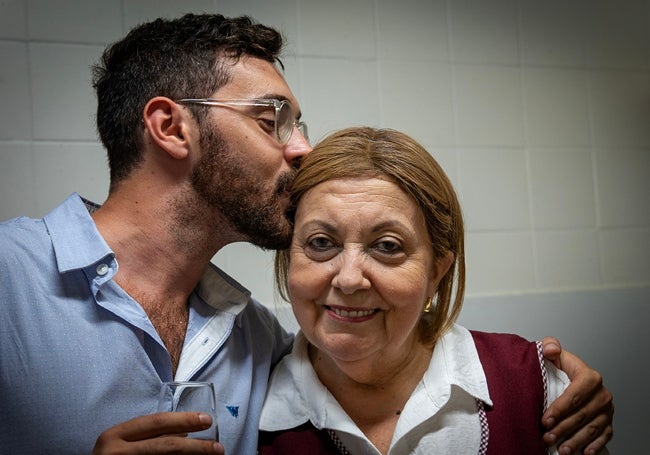 Rosa Mari junto a uno de sus clientes en el Florida.