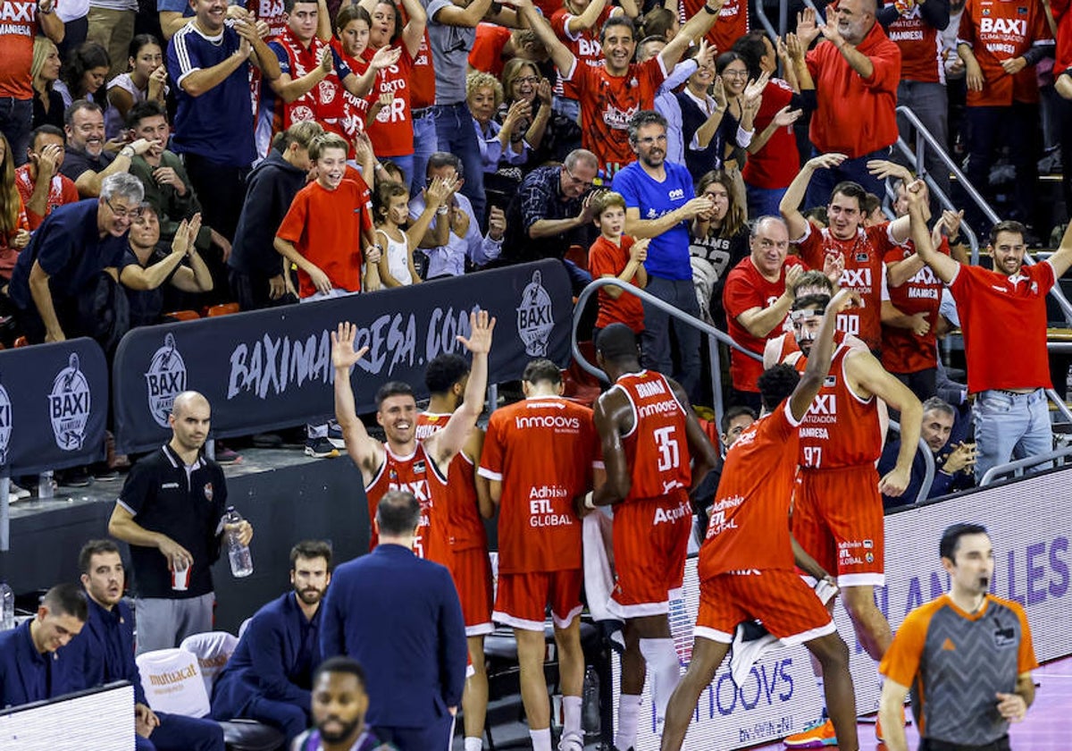 Los jugadores del Manresa celebran una canasta en el banquillo.