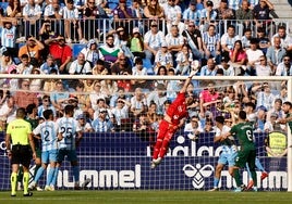 Alfonso Herrero se estira para detener un disparo del Eibar.