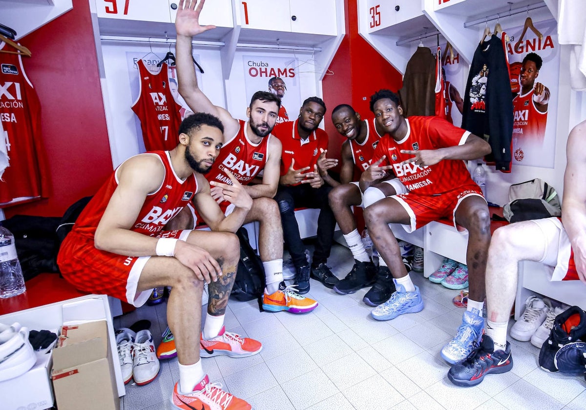 Los jugadores del Manresa celebran en el vestuario la victoria ante el Unicaja.