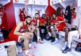 Los jugadores del Manresa celebran en el vestuario la victoria ante el Unicaja.