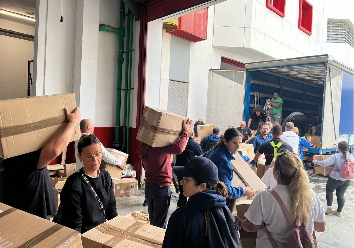 Voluntarios durante la carga y embalaje de productos.