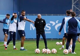 Sergio Pellicer y los jugadores del Málaga, en un entrenamiento reciente.