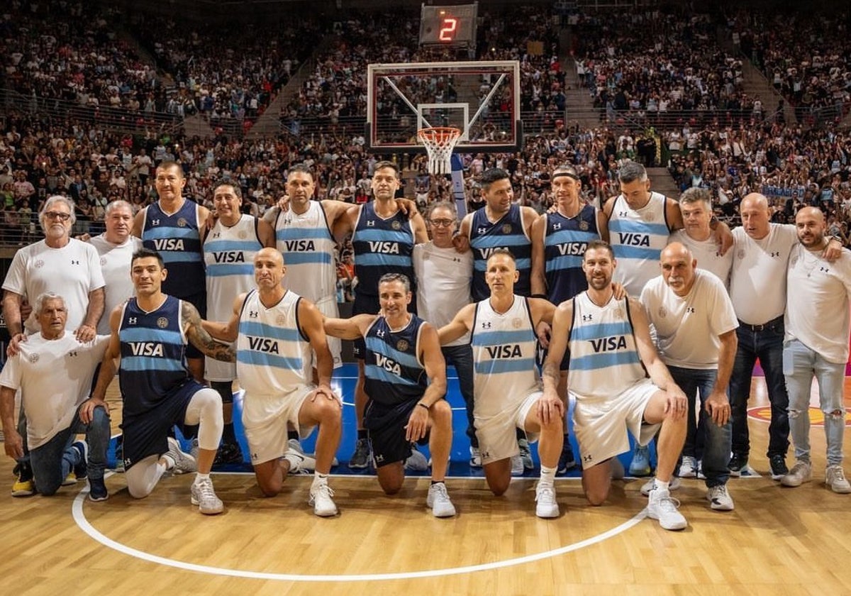 Los componentes de la selección argentina ganadora de la medalla de oro en los Juegos de Atenas reunidos el pasado fin de semana en Buenos Aires.