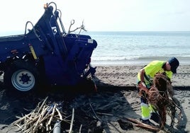 Operarios del servicio de limpieza de Torrox, en una de las playas, este pasado fin de semana.