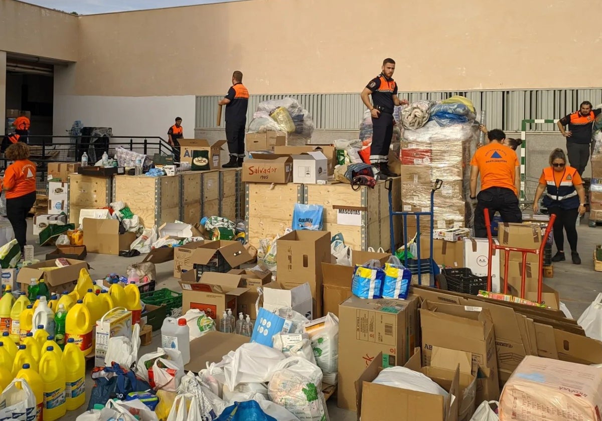 Protección Civil en Benalmádena coordinando la recogida de material en el colegio La Leala.