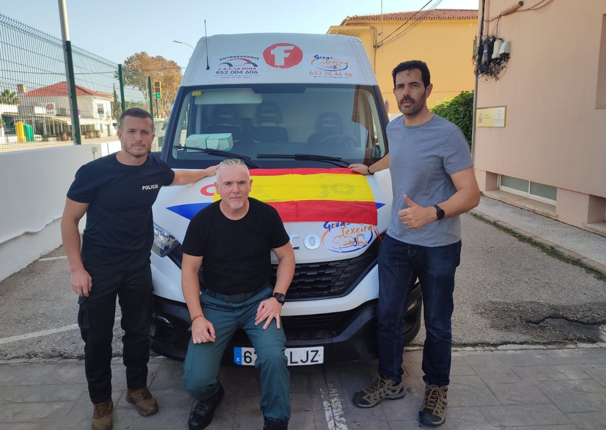 Imagen secundaria 1 - En la imagen, Eliud junto al resto de agentes que ayer partieron de la provincia hacia Valencia cargados de cajas con productos higiénico sanitarios, entre otros, para donar.