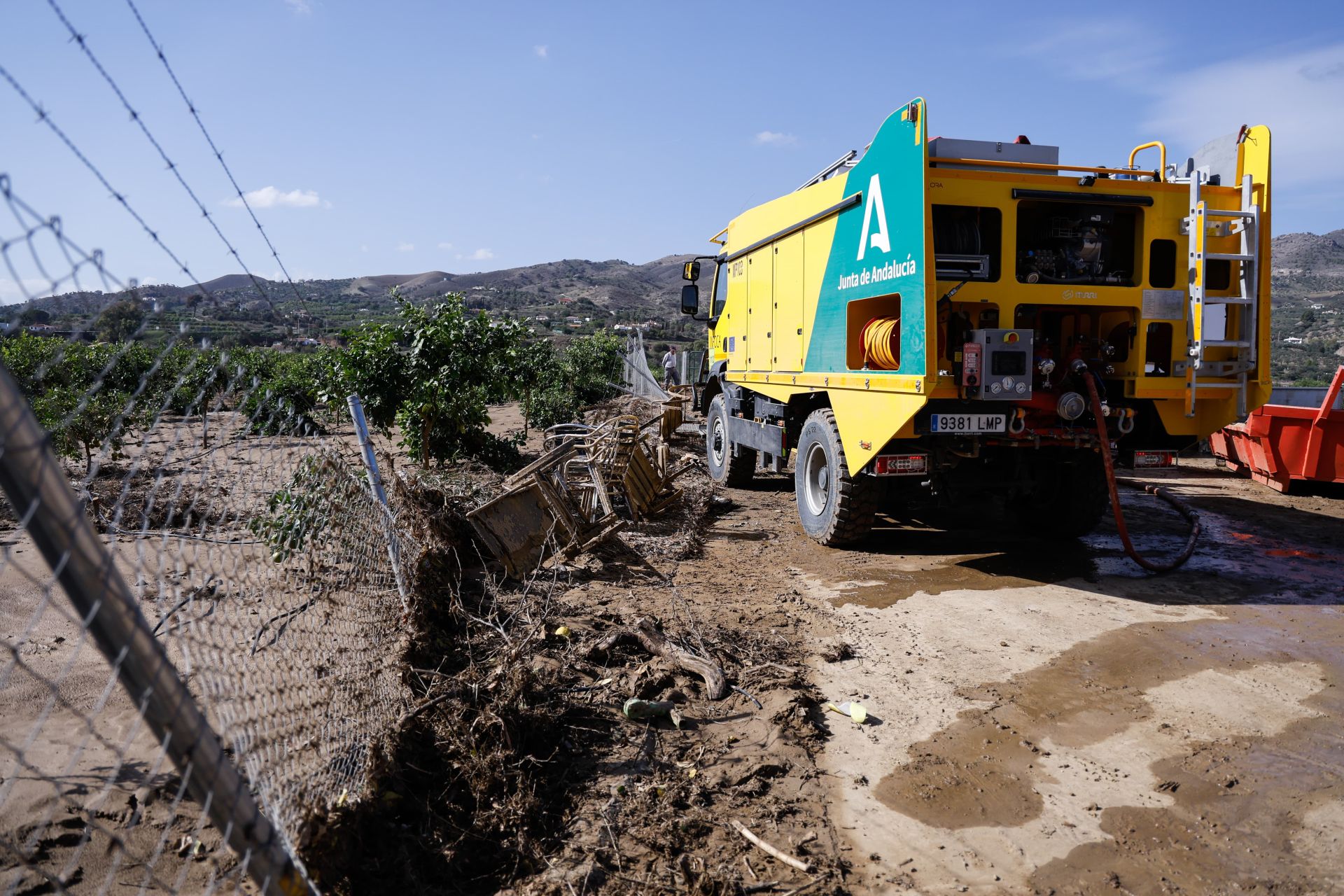 Vecinos y efectivos trabajando en Álora este lunes