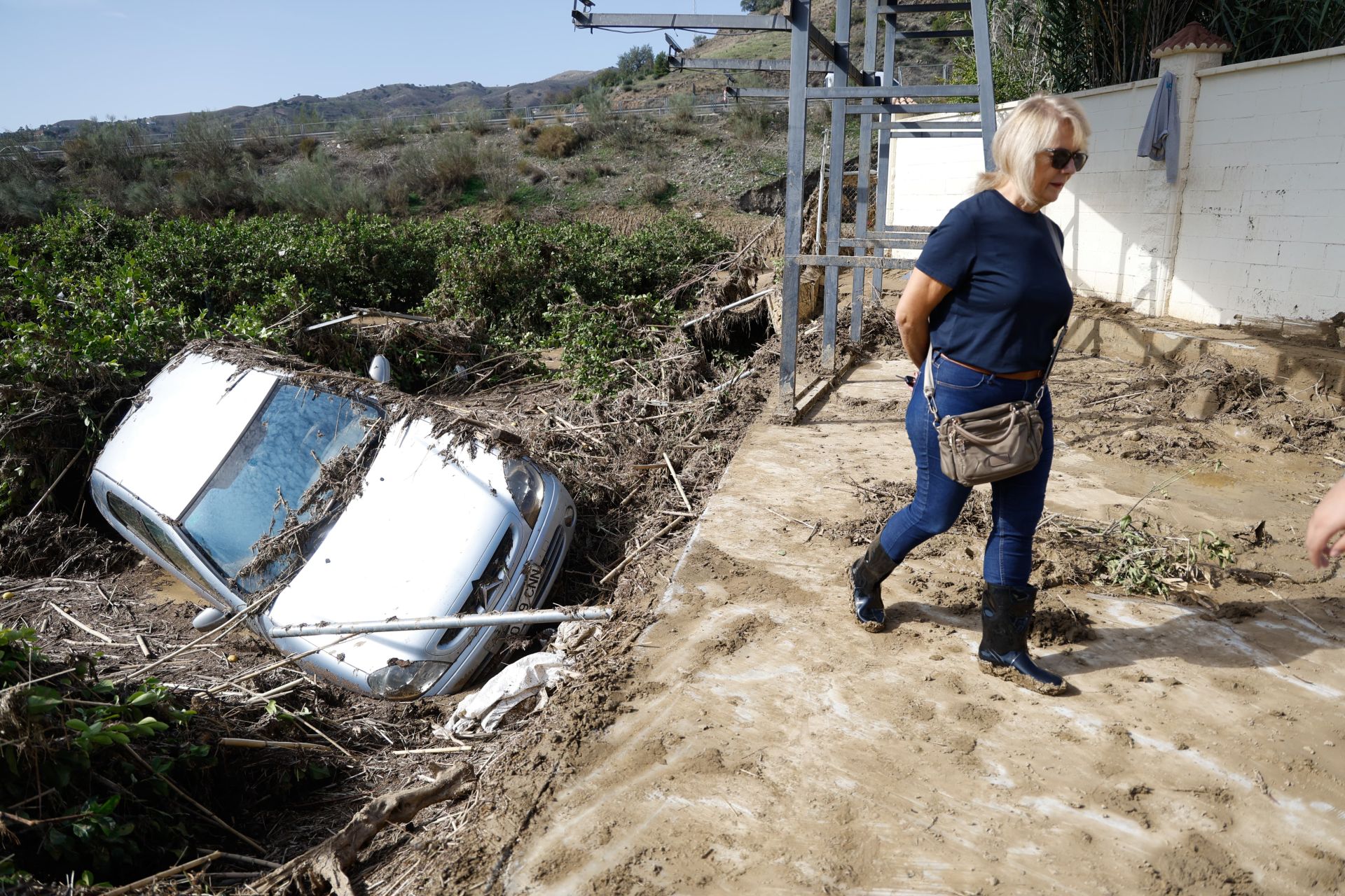 Vecinos y efectivos trabajando en Álora este lunes