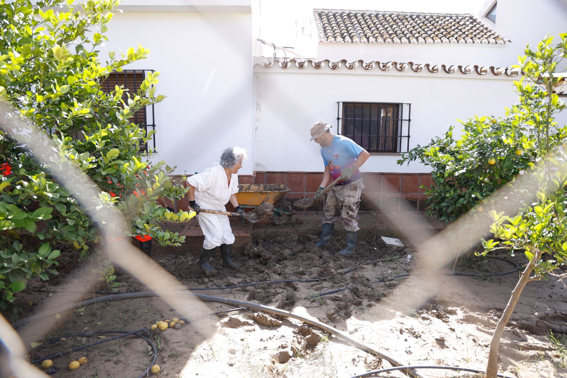 Vecinos y efectivos trabajando en Álora este lunes