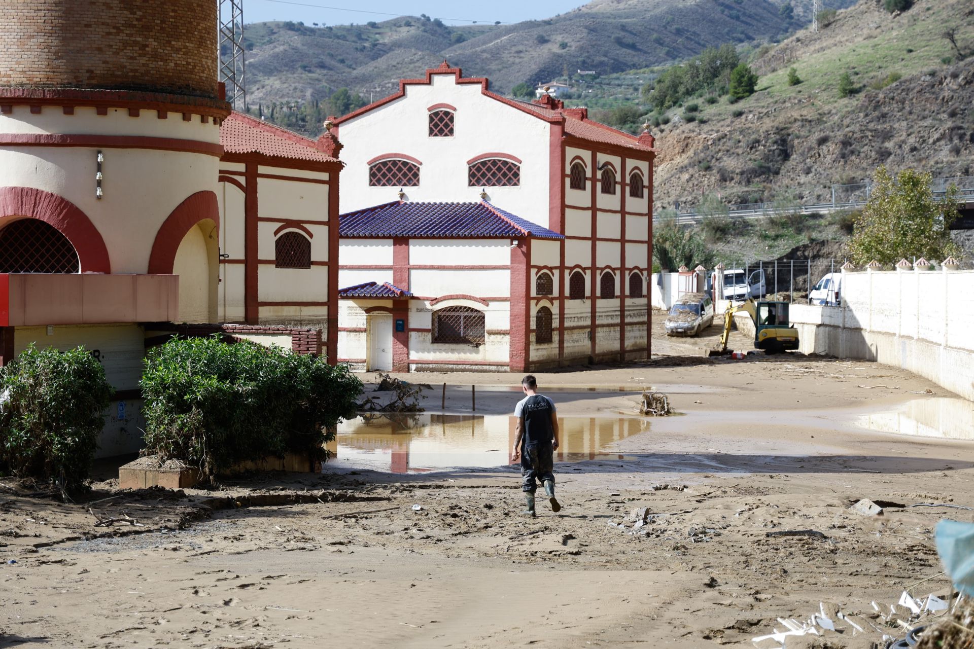 Vecinos y efectivos trabajando en Álora este lunes