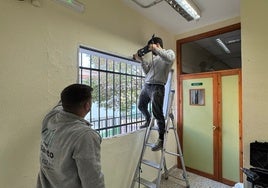 Operarios de la empresa nerjeña Aluminio El Santo, trabajando en el centro educativo.