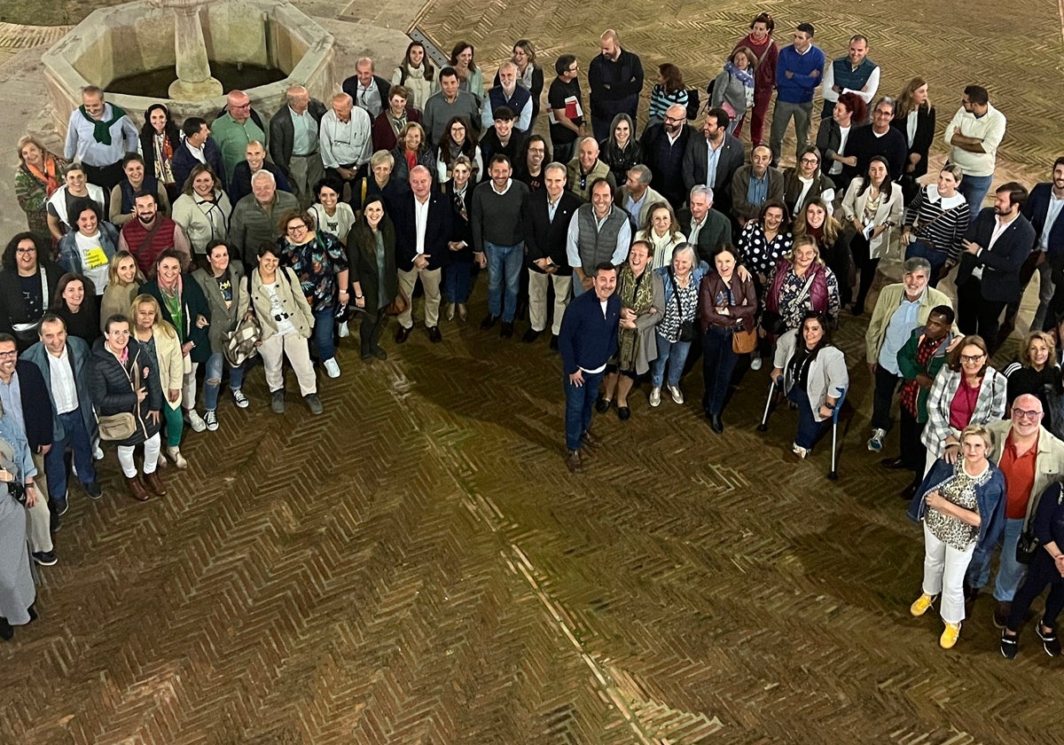 Representantes de los colectivos en el patio del Ayuntamiento tras la reunión en el Salón de Plenos