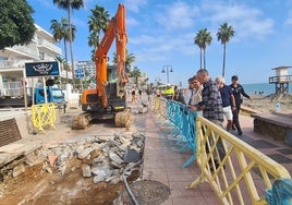 La delegada del Gobierno andaluz en Málaga, la alcaldesa y el concejal de Playas observan los daños en el paseo martímio de La Carihuela.