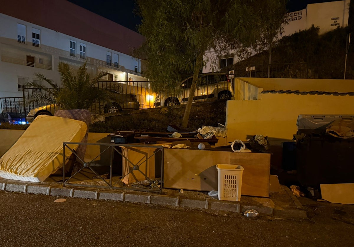 Colchones y otros desperdicios en Balcones de Olletas.