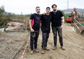 De izquierda a derecha; Daniel Ternero, Iván Salguero y Paco Collado en la zona de La Isla.