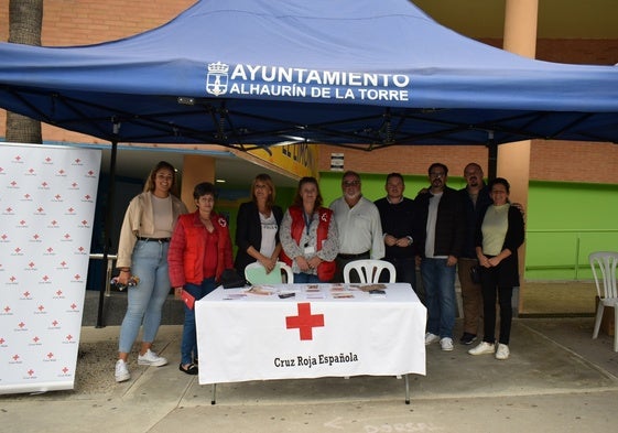 Responsables del Gobierno municipal en una de las mesas de Cruz Roja.