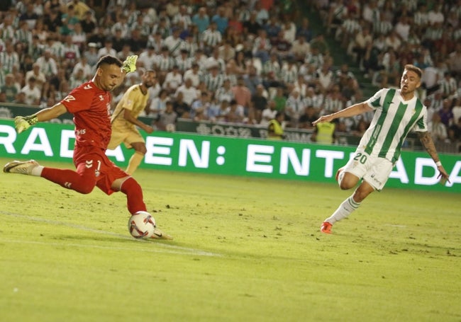 Un despeje de Alfonso Herrero ante Antonio Casas en el duelo en Córdoba (0-0).