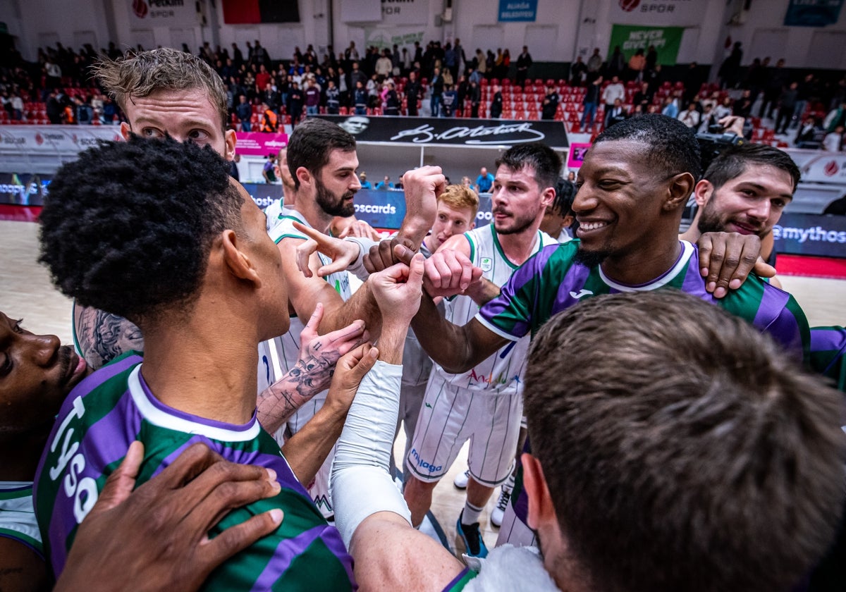 Los jugadores del Unicaja, en un tiempo muerto.