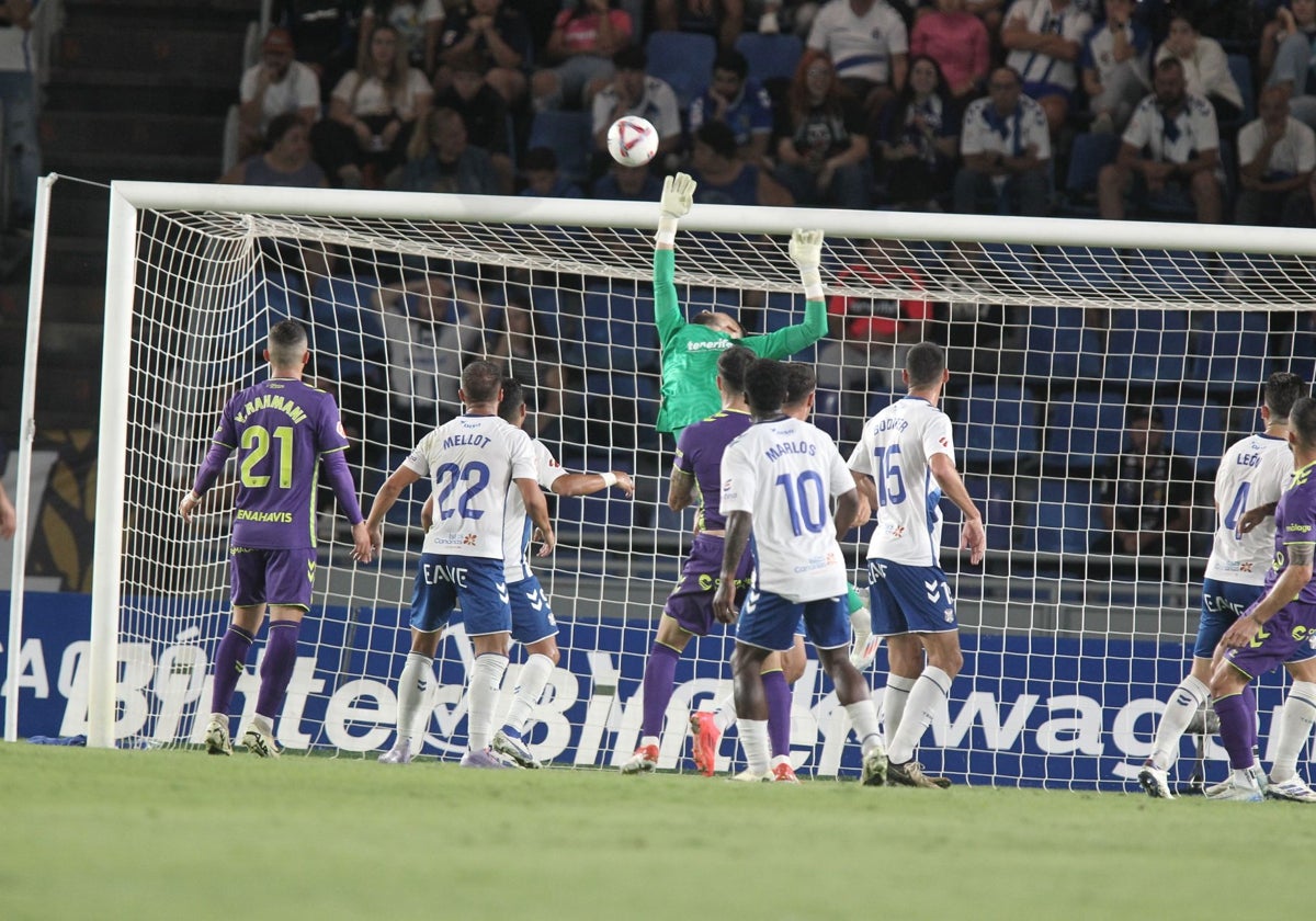 Un despeje de Salvi Carrasco en una de las escasas ocasiones de gol del Málaga en su reciente visita a un colista, el Tenerife (0-0).