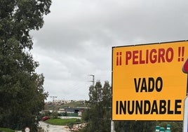 Inundación en el entorno del río Fuengirola, a su paso por Mijas, en una imagen de archivo.