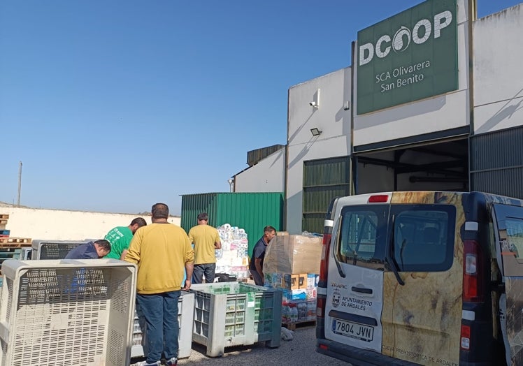 Socios de la cooperativa y vecinos de Ardales entregan alimentos y herramientas para Valencia.