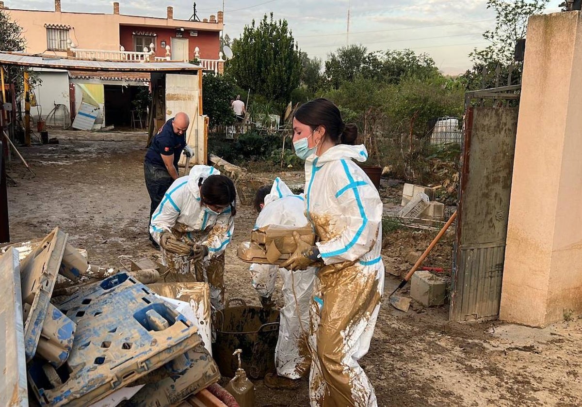 Voluntarios colaborando con la limpieza de casas de la zona.