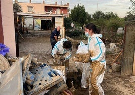 Voluntarios colaborando con la limpieza de casas de la zona.