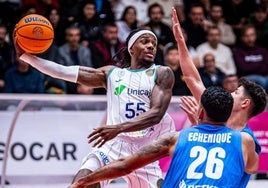 Kendrick Perry intenta un pase en el encuentro ante el Petkimspor.